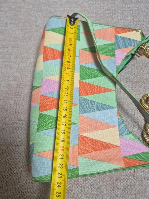 Bolso vintage Y2K multicolor con cadena dorada – photo 11